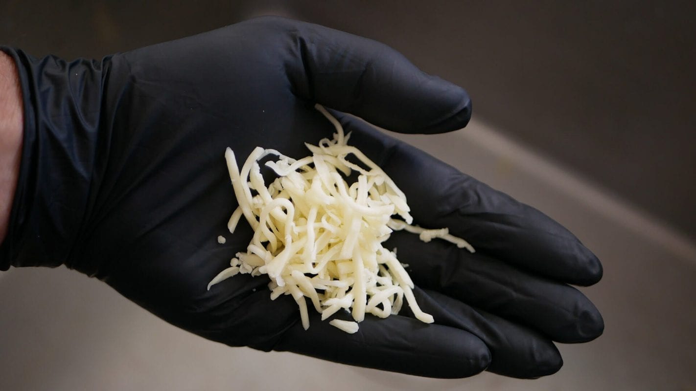 Wat heb je aan geraspte mozzarella? (video) Foodtube.nl