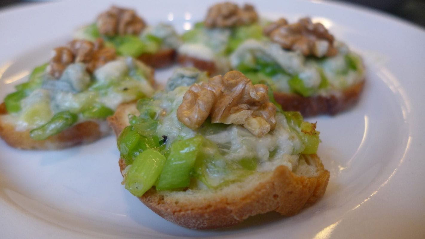 Vegetarisch crostini met gorgonzola (video) - Foodtube.nl