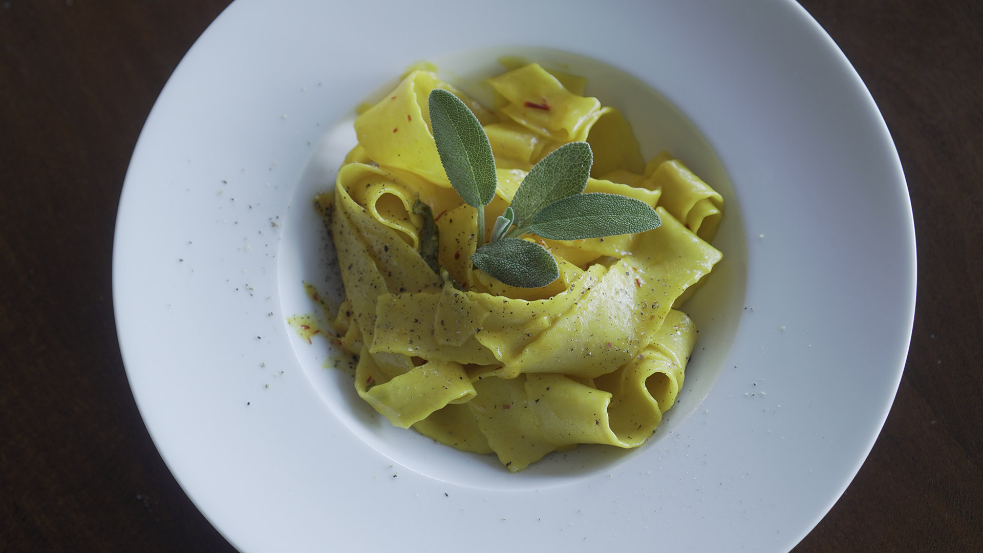 Pasta burro e salvia (video) - Foodtube.nl