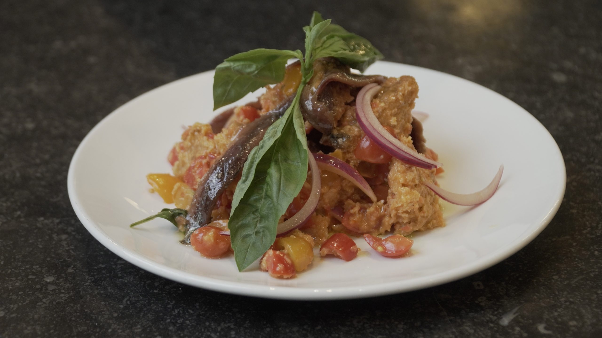 Panzanella van Toscanini (video) - Foodtube.nl